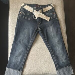 Stylish Women's Boyfriend Capri Jeans w/ belt. Size 8. NWOT. Non-Smoking.